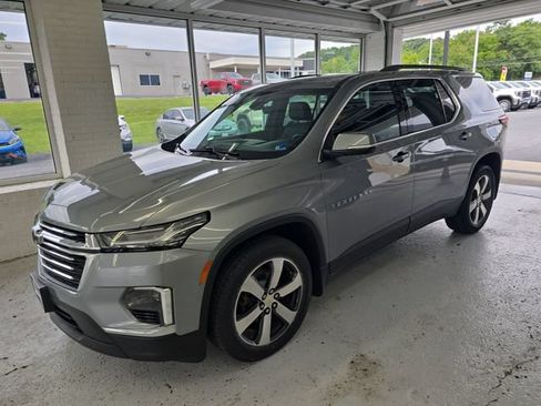 Used 2023 Chevrolet Traverse LT w/ LT Premium Package AWD/4WD image 2
