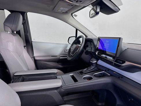Used 2025 Toyota Sienna XLE w/ XLE Plus Package image 36
