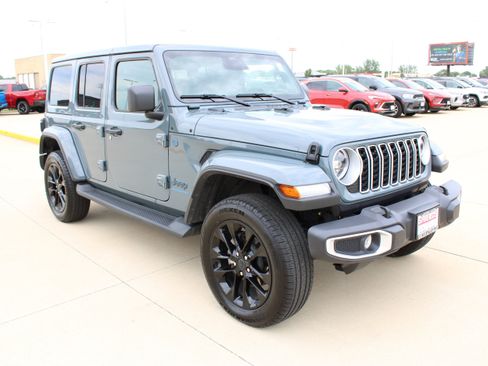 Used 2025 Jeep Wrangler Unlimited Sahara AWD/4WD image 9