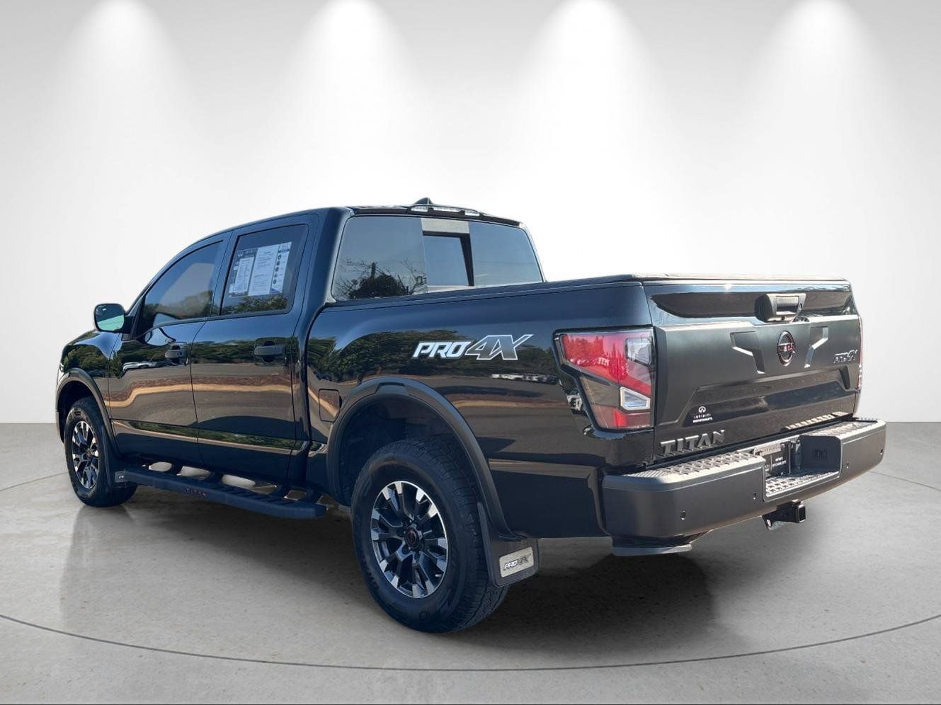 Used 2024 Nissan Titan PRO-4X w/ Pro-4x Convenience Package AWD/4WD image 3