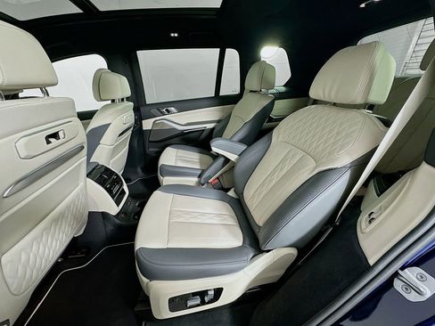 Used 2025 BMW X7 M60i w/ Climate Comfort Package image 17