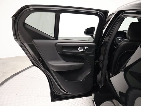 Used 2021 Volvo XC40 T4 Momentum w/ Premium Package FWD image 21
