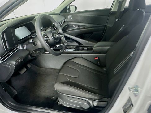 Used 2025 Hyundai Elantra Blue image 13