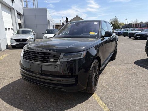 Used 2023 Land Rover Range Rover Long Wheelbase SE image 2