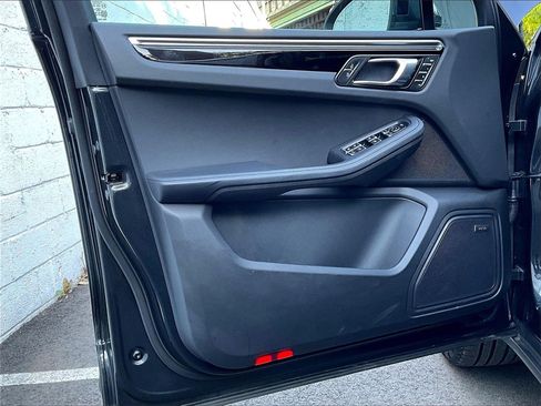 Certified 2025 Porsche Macan image 28