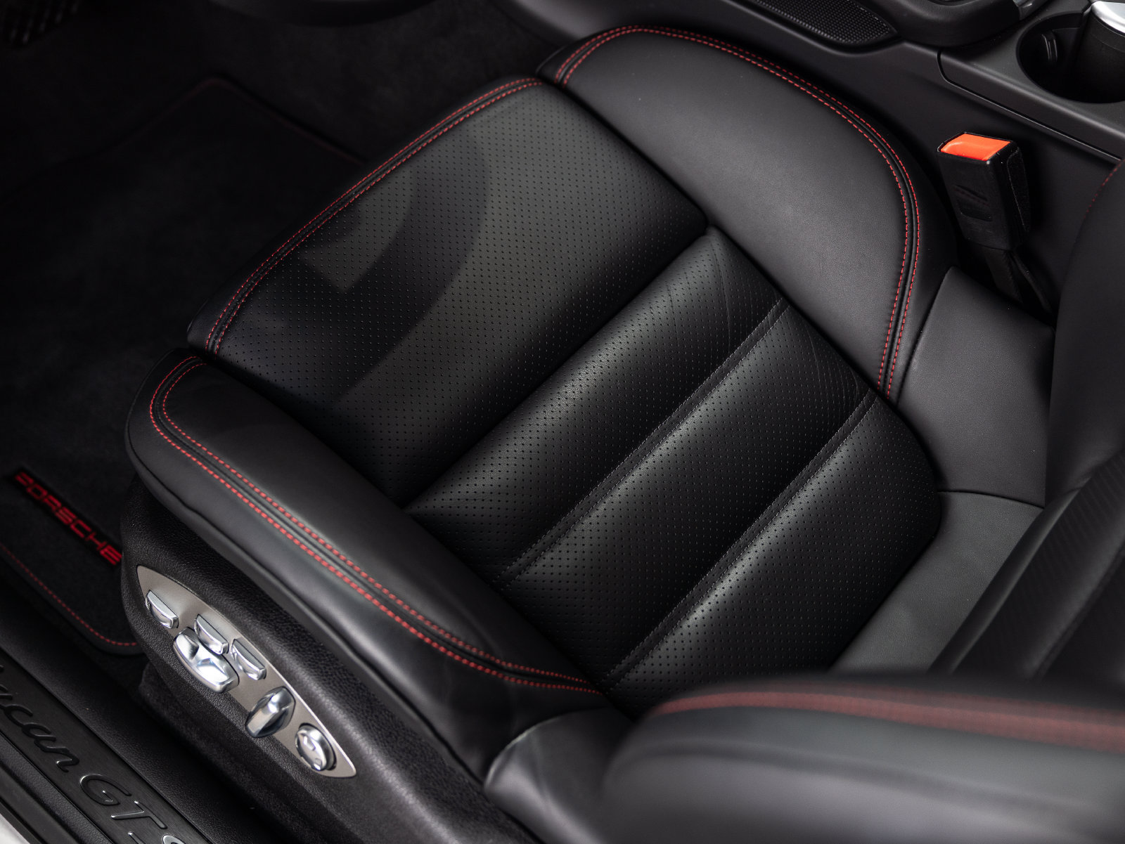 Certified 2026 Porsche Macan GTS AWD/4WD image 7