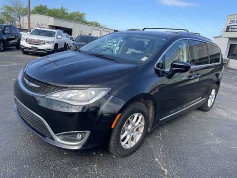 Used 2020 Chrysler Pacifica Touring-L image 2