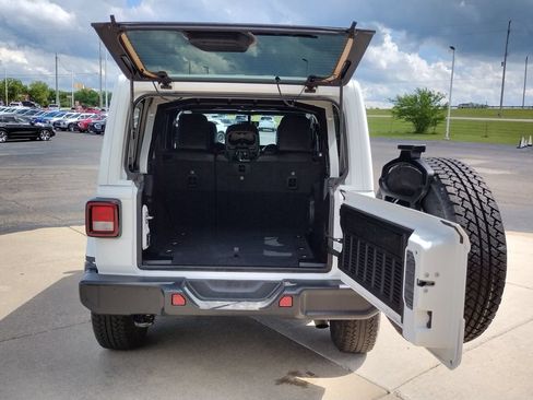 Used 2023 Jeep Wrangler Unlimited Sahara AWD/4WD image 17