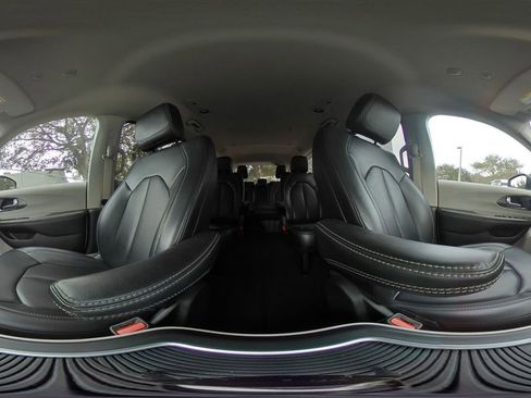 Used 2023 Chrysler Pacifica Touring-L image 39