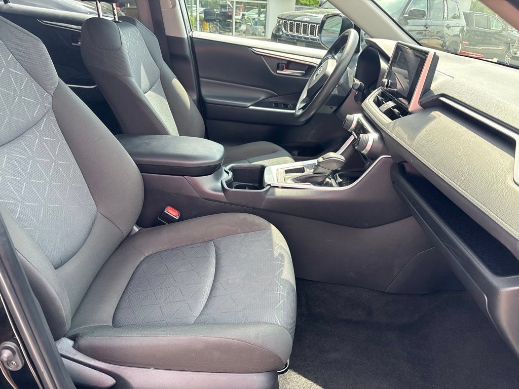 Used 2025 Toyota RAV4 XLE FWD image 30