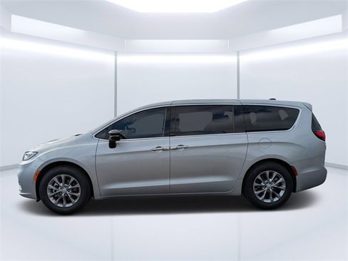New 2026 Chrysler Pacifica Limited w/ Trailer Tow Group image 6