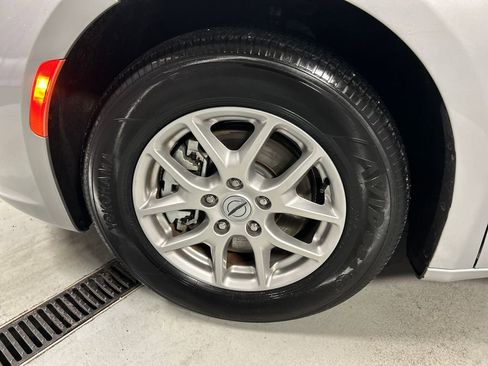 Used 2024 Chrysler Pacifica Touring-L image 9