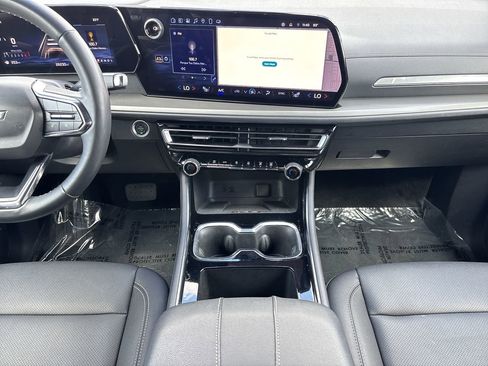 Used 2025 Chevrolet Traverse LT image 15