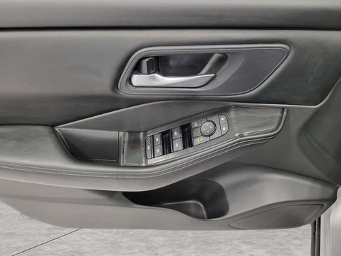 Used 2025 Nissan Rogue SV image 25