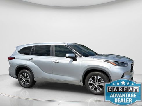 Used 2023 Toyota Highlander XLE FWD image 4
