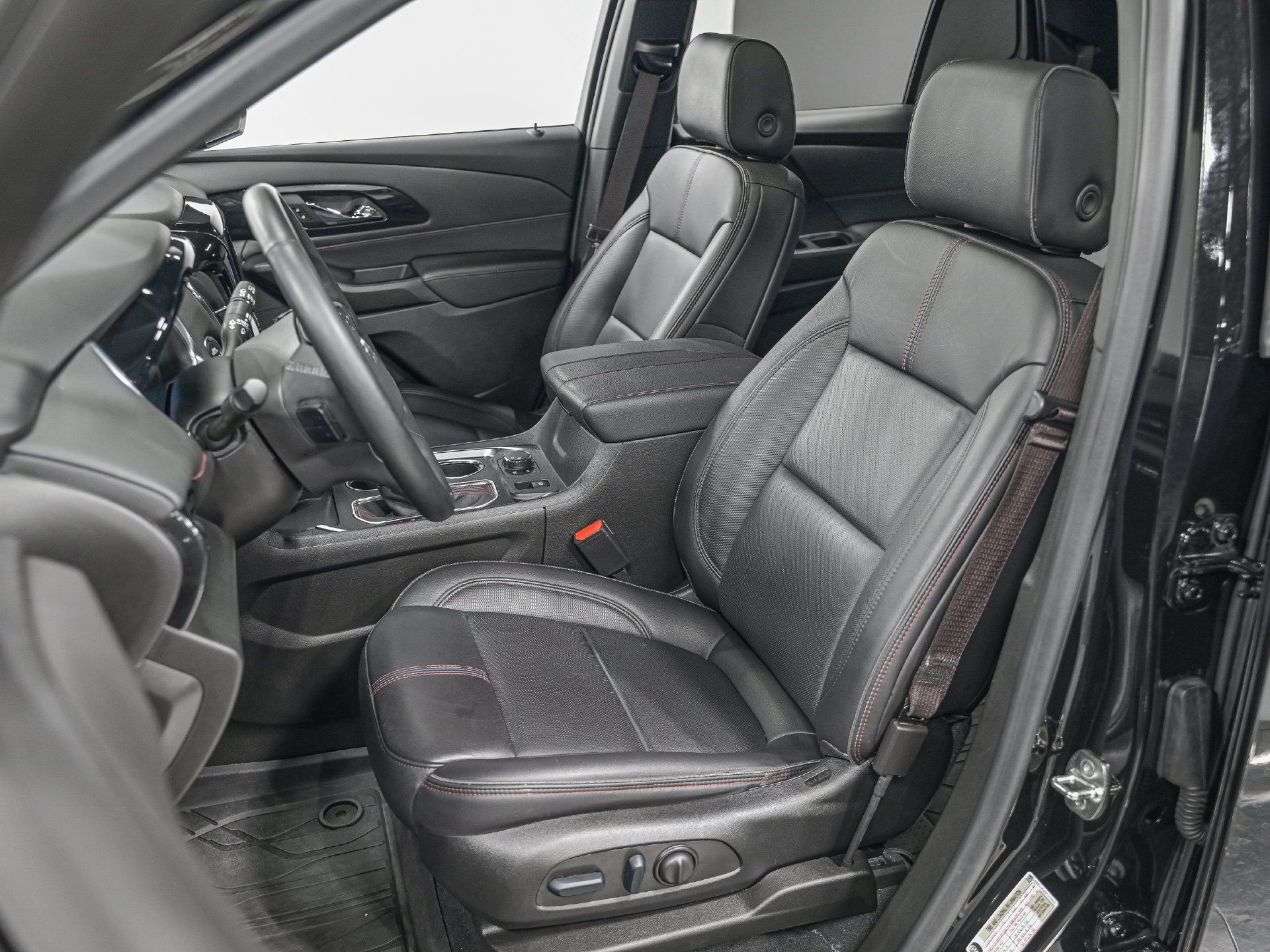 Used 2023 Chevrolet Traverse RS w/ LPO, Floor Liner Package AWD/4WD image 16