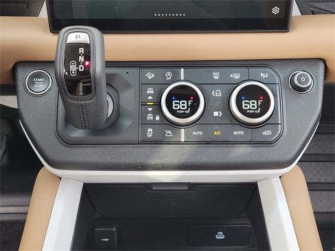 Used 2025 Land Rover Defender 130 X-Dynamic SE image 15