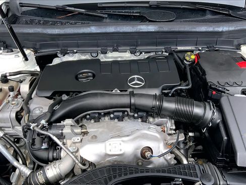 Used 2023 Mercedes-Benz GLB 250 image 32