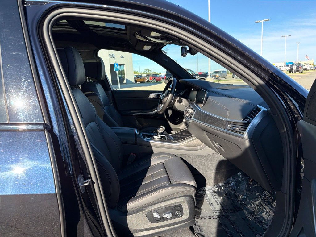 Used 2022 BMW X7 xDrive40i w/ M Sport Package AWD/4WD image 21