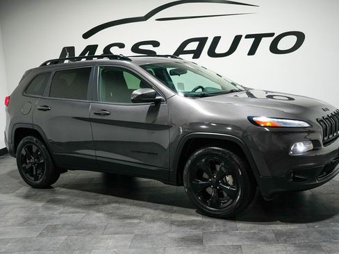Used 2018 Jeep Cherokee Latitude w/ Altitude Package AWD/4WD image 7