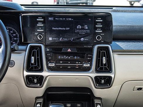 Used 2021 Kia Sorento S image 11