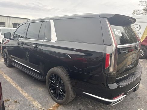 Used 2023 Cadillac Escalade ESV Premium Luxury image 6