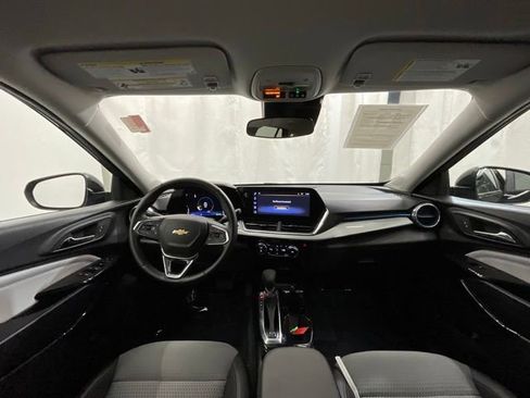 Used 2025 Chevrolet Trax LT w/ LT Convenience Package FWD image 16