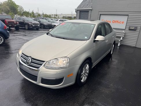 Used 2010 Volkswagen Jetta TDI FWD image 2