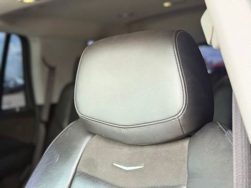 Used 2019 Cadillac Escalade Luxury AWD/4WD image 12
