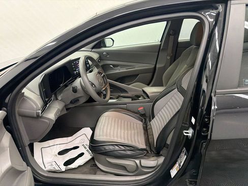Used 2023 Hyundai Elantra SEL w/ Preferred Accessory Package FWD image 9