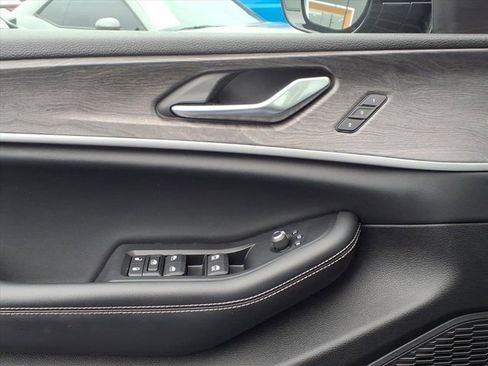 Used 2023 Jeep Grand Cherokee L Limited w/ Black Appearance Package image 23