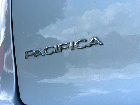 Used 2023 Chrysler Pacifica Touring FWD image 15