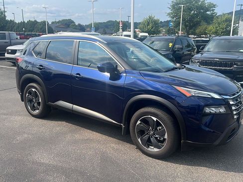 Used 2025 Nissan Rogue SV w/ SV Premium Package AWD/4WD image 2