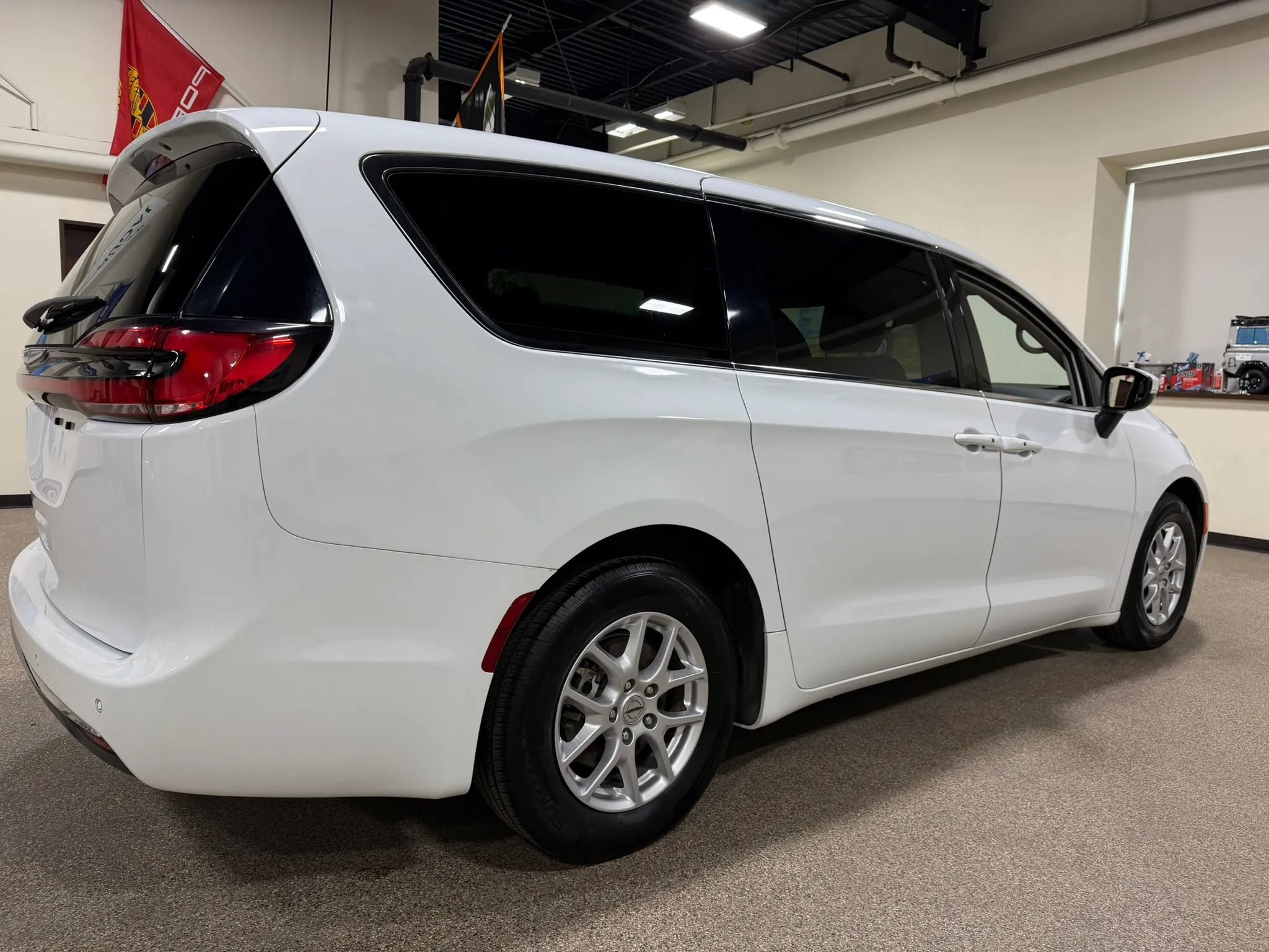 Used 2023 Chrysler Pacifica Touring-L FWD image 16