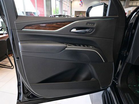 Used 2023 Cadillac Escalade Premium Luxury AWD/4WD image 17