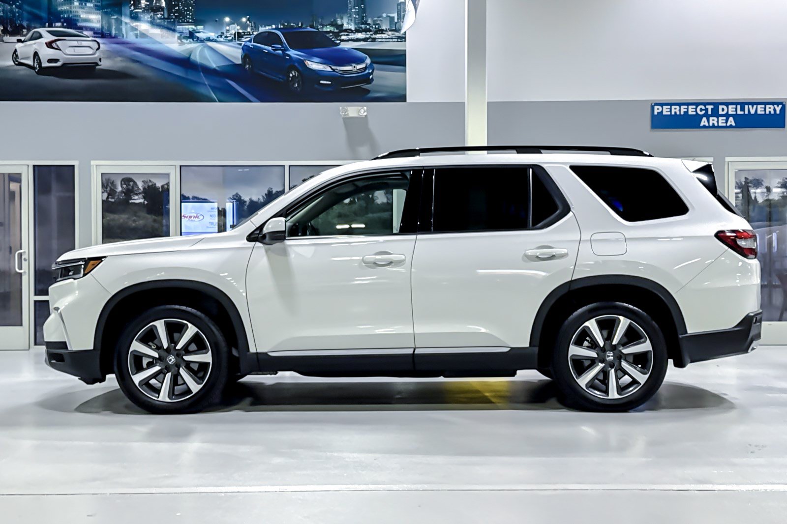 Used 2025 Honda Pilot Touring image 2
