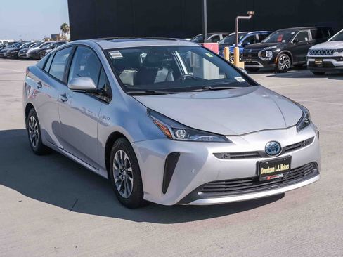 Certified 2019 Toyota Prius XLE w/ Advanced Technology Package FWD image 3