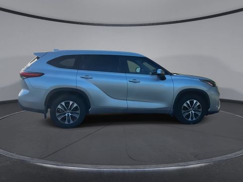 Certified 2023 Toyota Highlander XLE FWD image 9