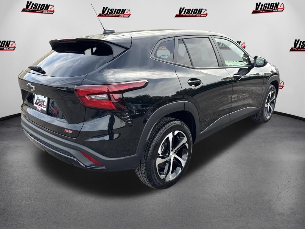 Used 2024 Chevrolet Trax RS w/ Sunroof Package FWD image 5