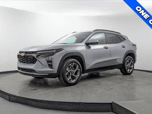 Used 2025 Chevrolet Trax LT FWD image 2