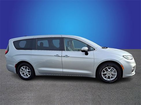 Used 2023 Chrysler Pacifica Touring-L image 4