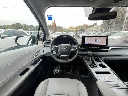 Used 2025 Toyota Sienna XLE image 36