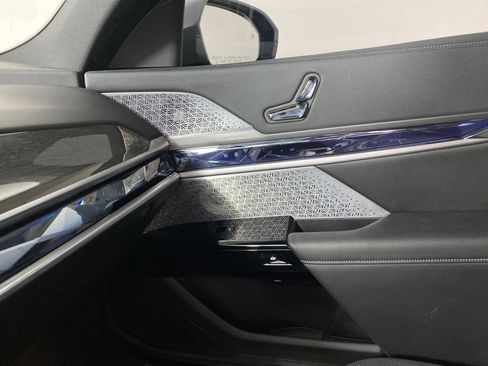 Used 2024 BMW 760i xDrive image 24