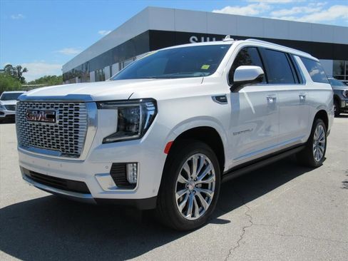 Used 2024 GMC Yukon XL Denali w/ Denali Reserve Package AWD/4WD image 3