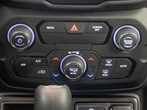 Used 2019 Jeep Renegade Latitude FWD image 25