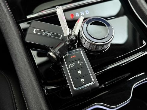 Used 2023 Jeep Grand Cherokee Laredo w/ Luxury Tech Group I AWD/4WD image 38