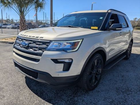 Used 2018 Ford Explorer XLT w/ Equipment Group 202A image 9