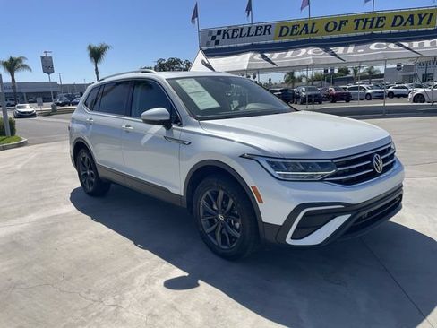 Used 2023 Volkswagen Tiguan SE w/ Panoramic Sunroof Package FWD image 2