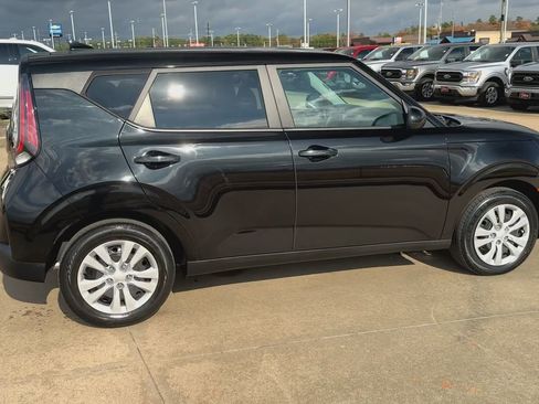 Used 2024 Kia Soul LX image 2