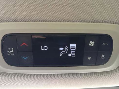Used 2024 Chrysler Pacifica Limited FWD image 31
